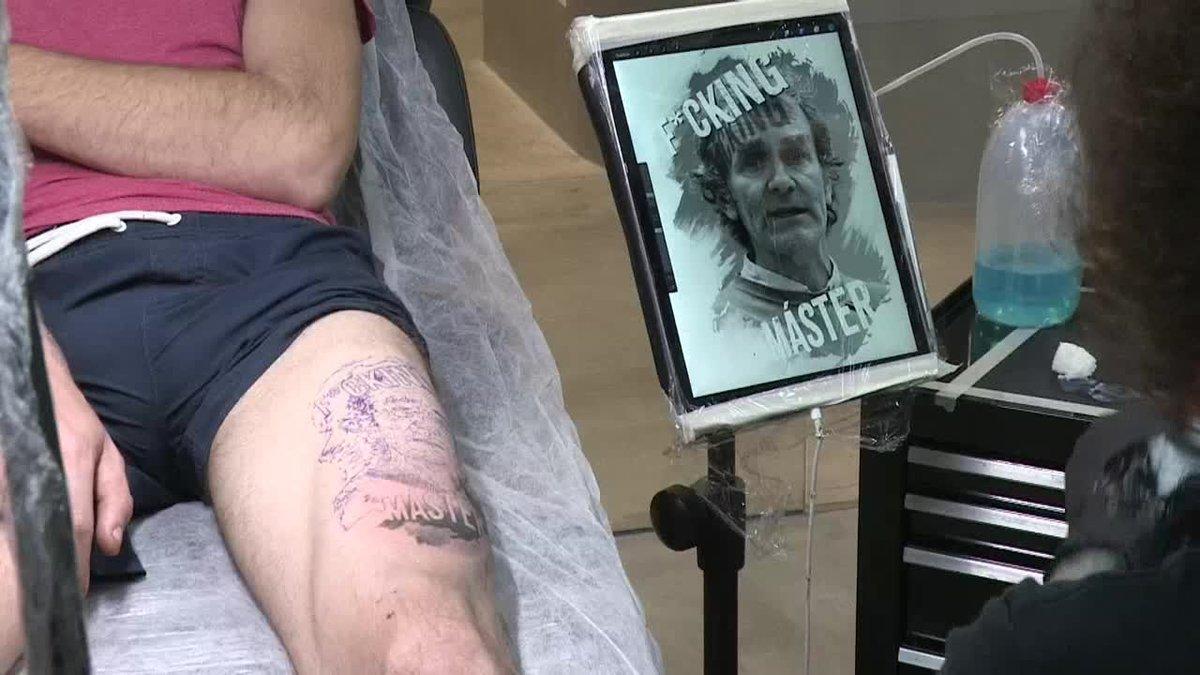 Un valenciano se tatúa la cara de Fernando Simón en el muslo