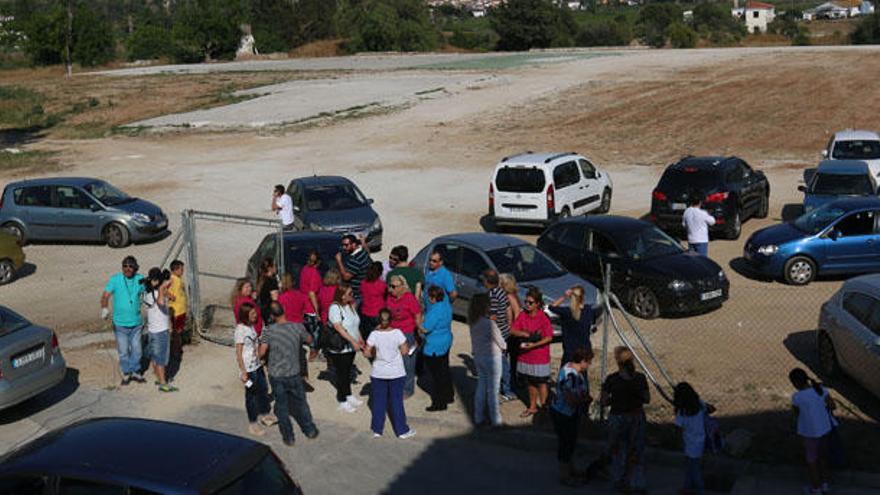 Los vecinos, cansados de ver pasar coches por sus calles, protestan cortando el tráfico.