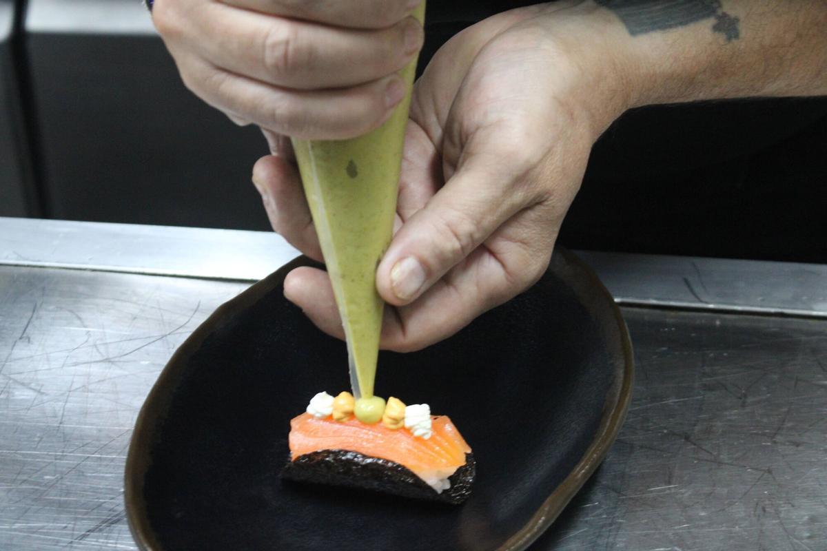 Mario Argüelles, chef del restaurante TC28, elabora paso a paso su "Ándale sushi", elaboración con la que ganó Mieres de Pinchu.