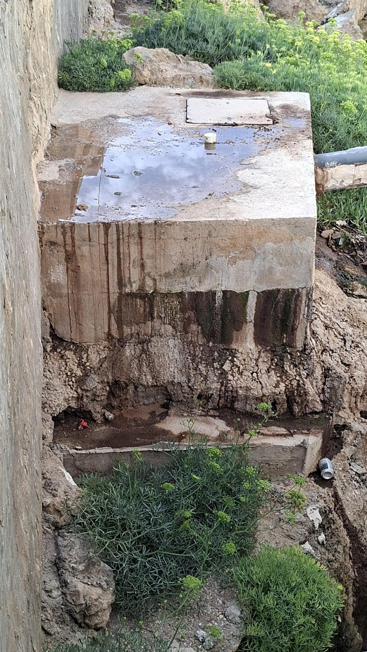 Vertidos fecales al mar desde el antiguo vivero de langostas.