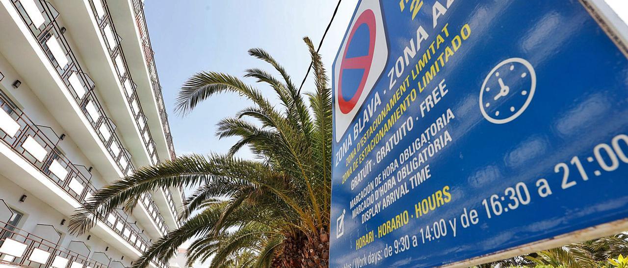 Cartel en Sant Antoni con el aviso de zona azul que no está funcionando. | J. A. RIERA