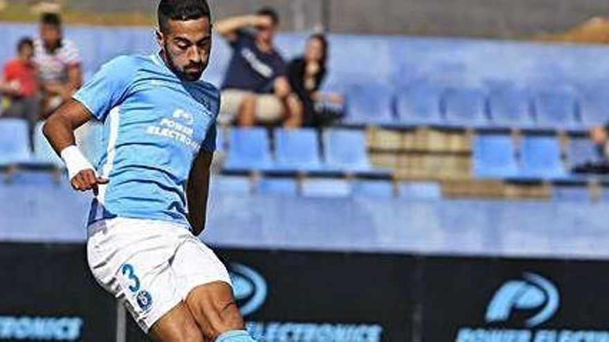 El zaguero Rubén González en un partido con la UD Ibiza.