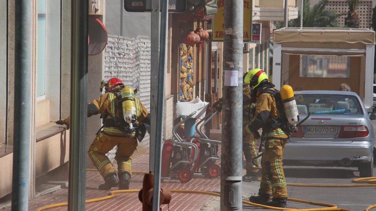 Los bomberos sofocan el incendio de un vehículo en la calle Cartagena de Guardamar del Segura