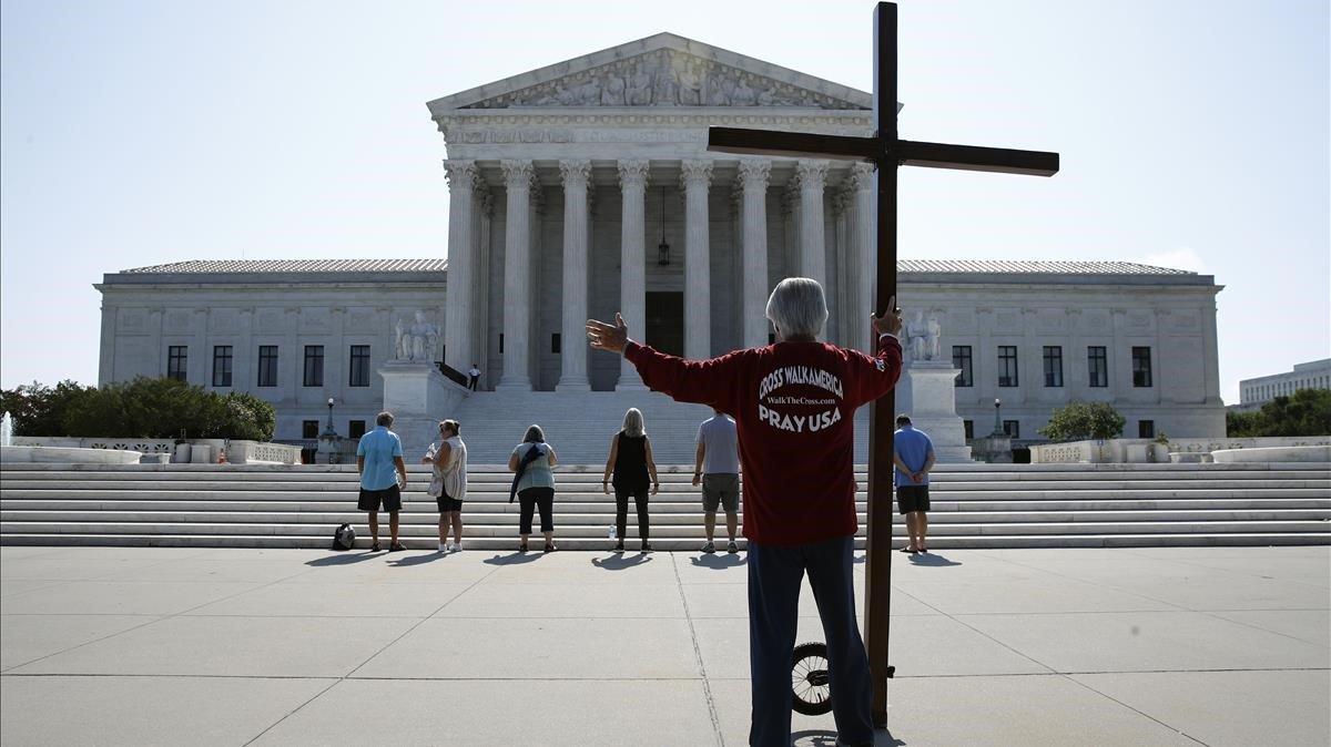 zentauroepp54038497 tom alexander holds a cross as he prays prior to rulings out200708190957