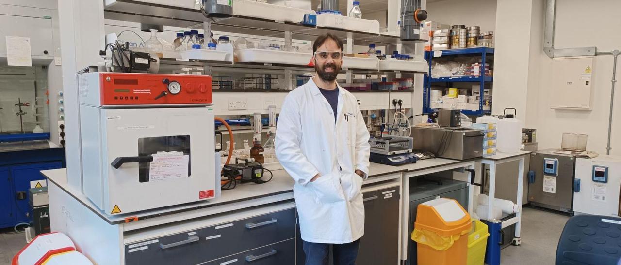 Pedro Verdía, en su laboratorio del Imperial College de Londres.