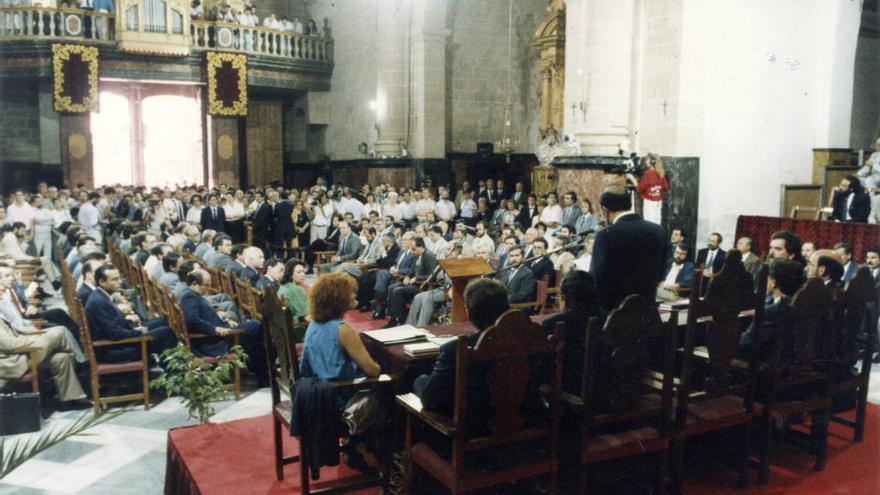 Sesión conmemorativa de las Cortes Valencianas celebrada en Orihuela el 7 de junio de 1988.