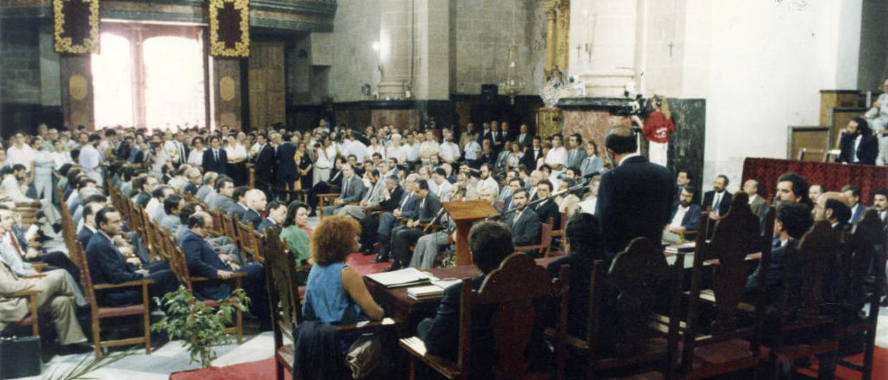 Sesión conmemorativa de las Cortes Valencianas celebrada en Orihuela el 7 de junio de 1988.