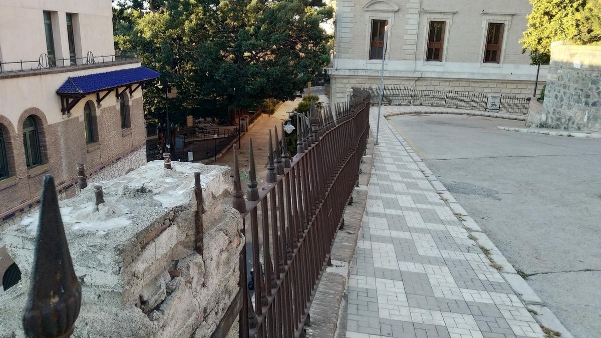 Estado actual de la verja de este frecuentado paseo turístico.