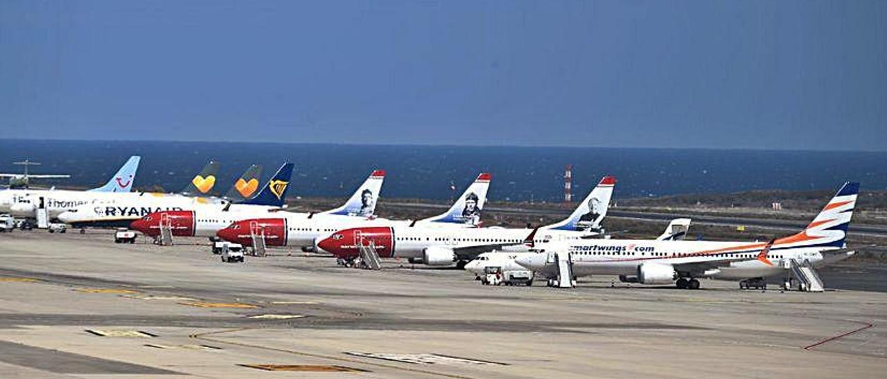 Los tres aviones de Norwegian paralizados en Gran Canaria junto a otros Boeing 737 Max 8 también parados en Gando.