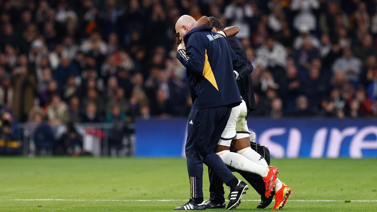 David Alaba, jugador del Real Madrid, se retira del partido contra el Villarreal sin poder apoyar el pie.