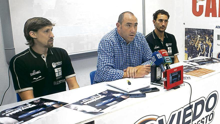 Por la izquierda, Agustín Prieto, Héctor Galán y Víctor Pérez, en la presentación de la campaña de abonados.