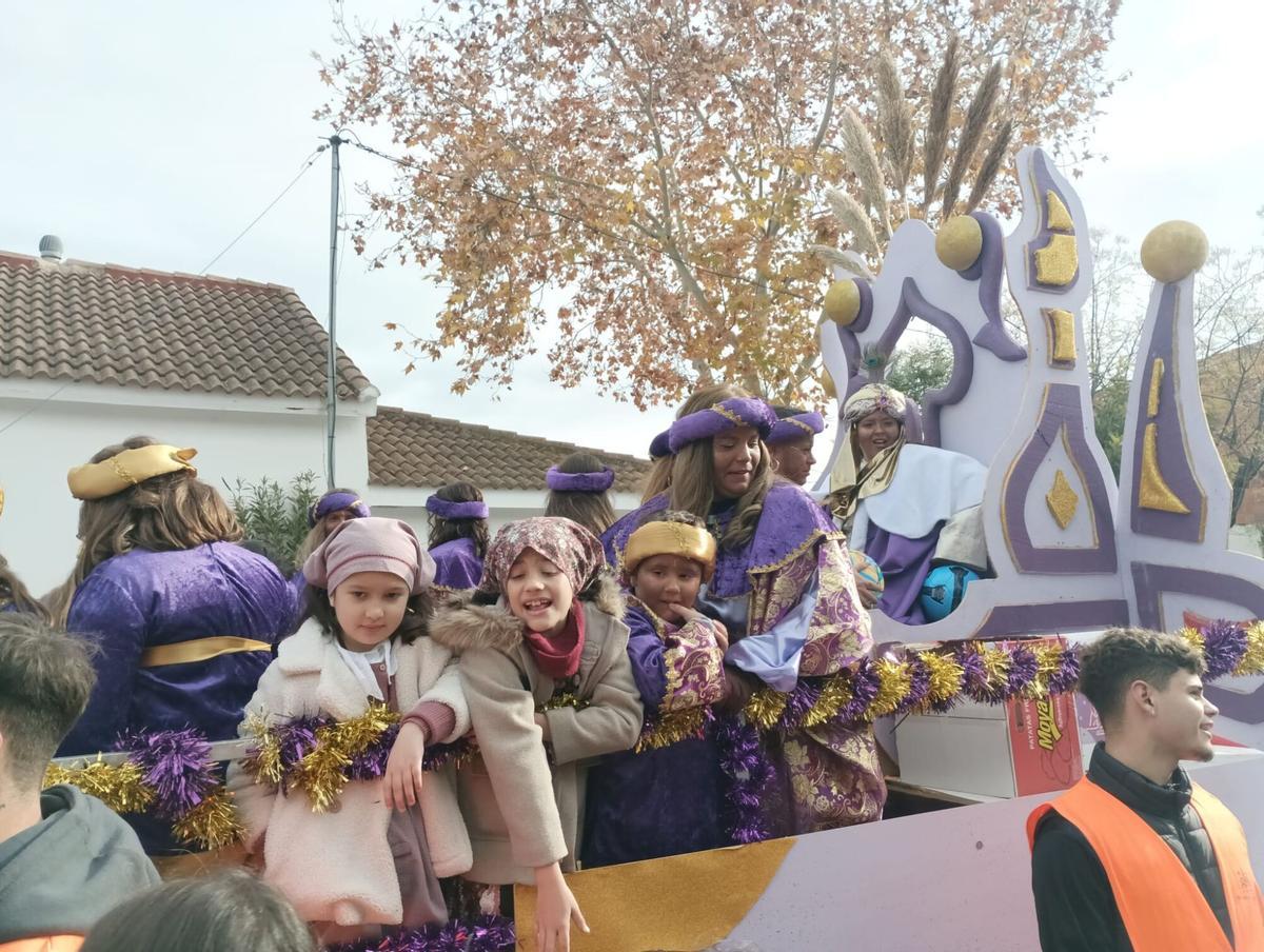 4 1. Ambiente en la cabalgata de El Higuerón, con las carrozas de ‘La familia Telerín’ y ‘Los minions’ como estrellas. 2. Rey Gaspar acompañado de dos pajes en Santa Cruz. 3. Los niños resisten al frío en una carroza de la cabalgata de El Higuerón. 4. Carroza del rey Baltasar plagada de niños en la barriada de Alcolea