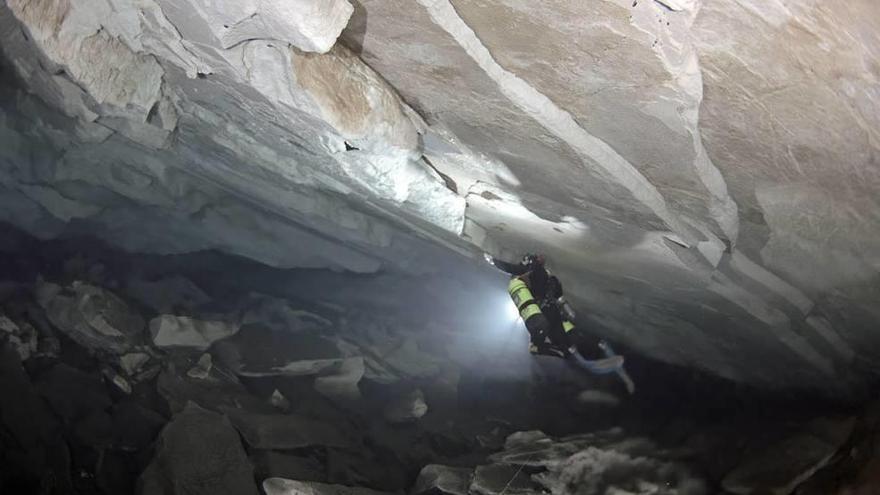 Una de las espectaculares cuevas submarinas inspeccionadas en la tesis de Francesc J. Gràcia.