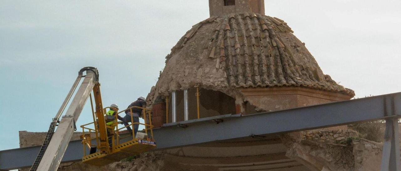 Apuntalamiento de la cúpula del Convent realizada hace dos años para evitar el derrumbe total del inmueble. | J.A.RICO