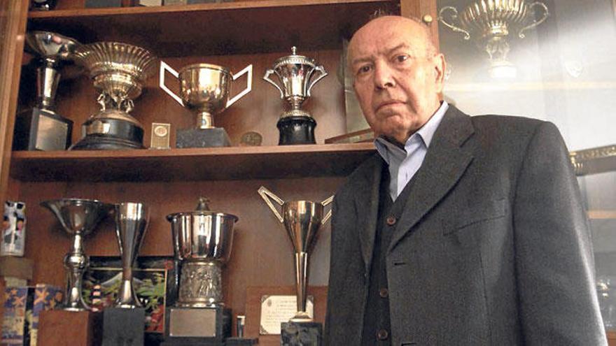 Arturo Pomar con varios de sus trofeos.