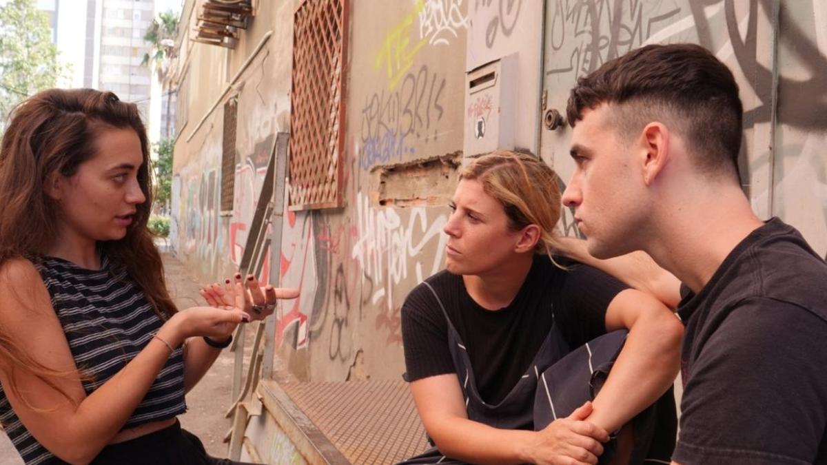 Gemma Blasco, Ángela Cervantes y Álex Monner durante el rodaje de 'La furia'.