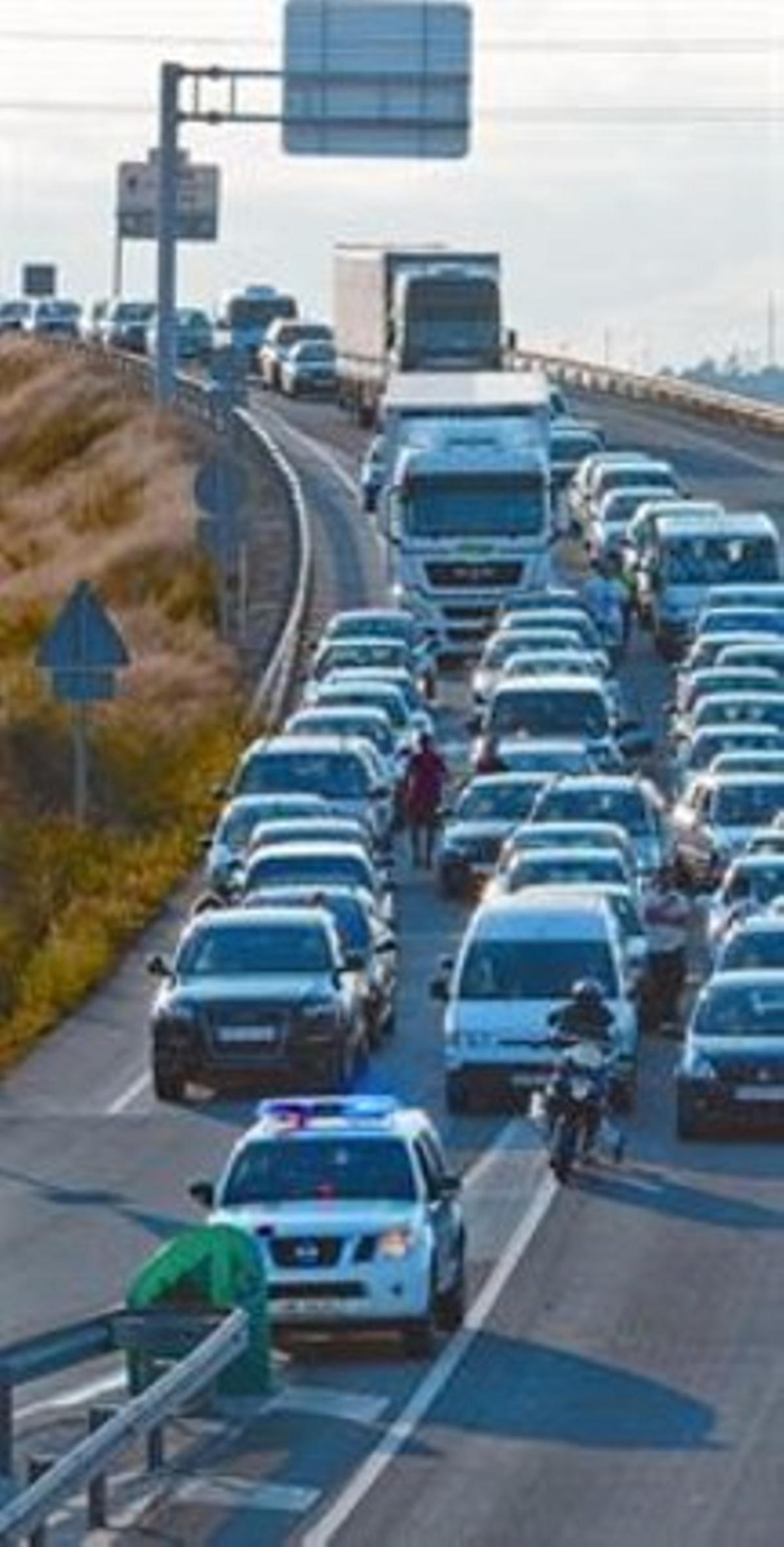 Embús per una protesta a la N-240 pel retard de la A-27, aquest mes.