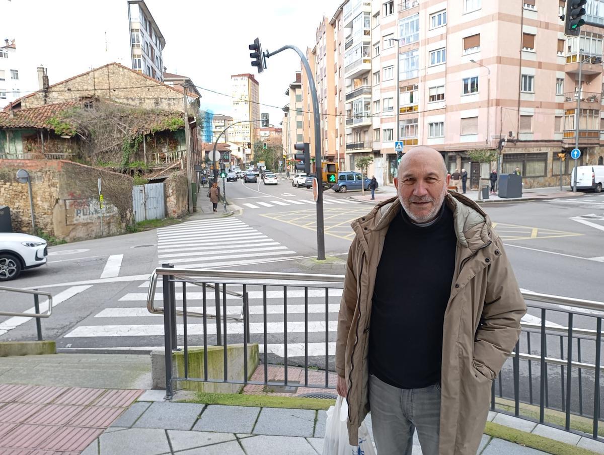 José Antonio Augusto, ante el cruce de carreteras donde se prevé instalar la nueva glorieta de entrada a Las Vegas.