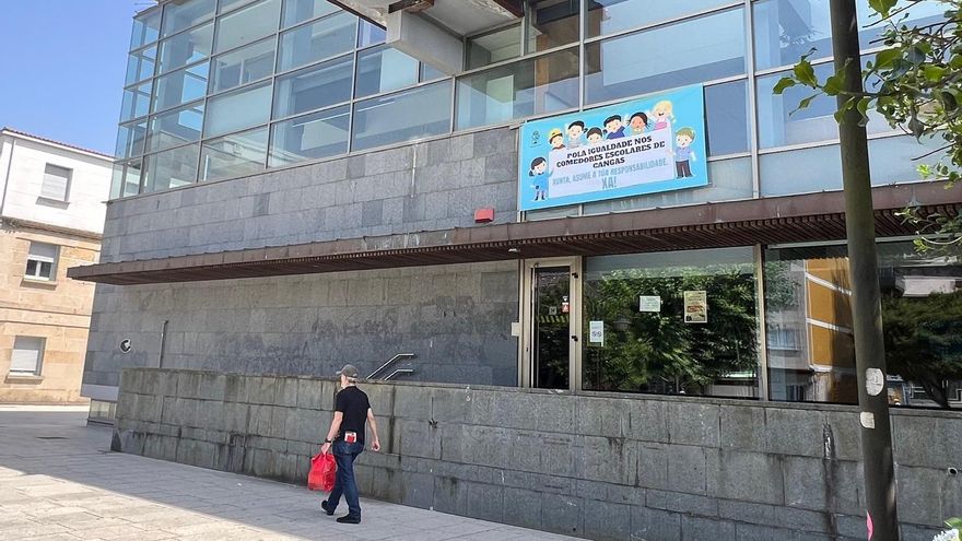 Pancarta "pola igualdade nos comedores escolares" en el consistorio de Cangas.