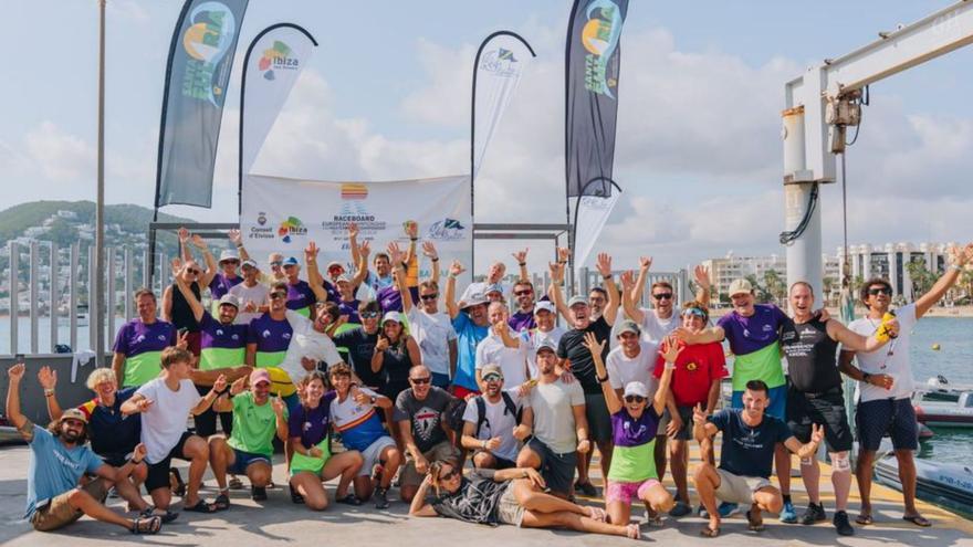 Imagen de los participantes en la cita de windsurf. | TOPCRONOIBIZA