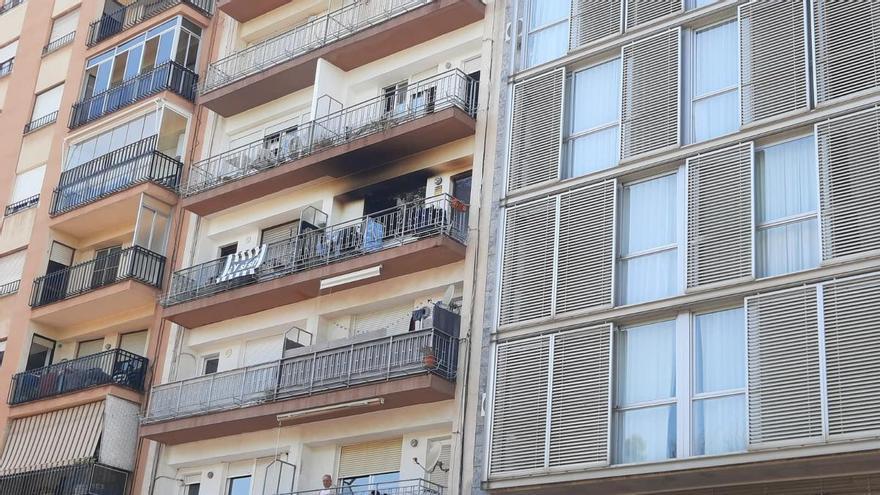 Vídeo: Incendio en un tercer piso de la avenida Barcelona de Castelló