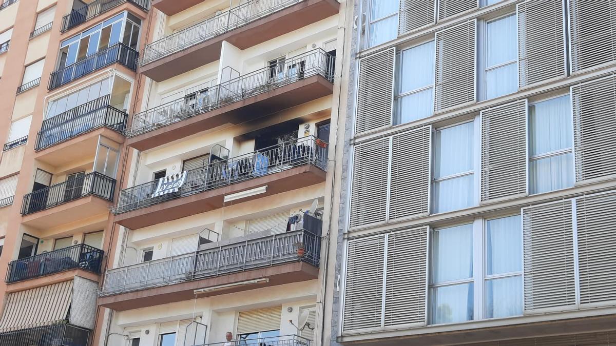 Vídeo: Incendio en un tercer piso de la avenida Barcelona de Castelló