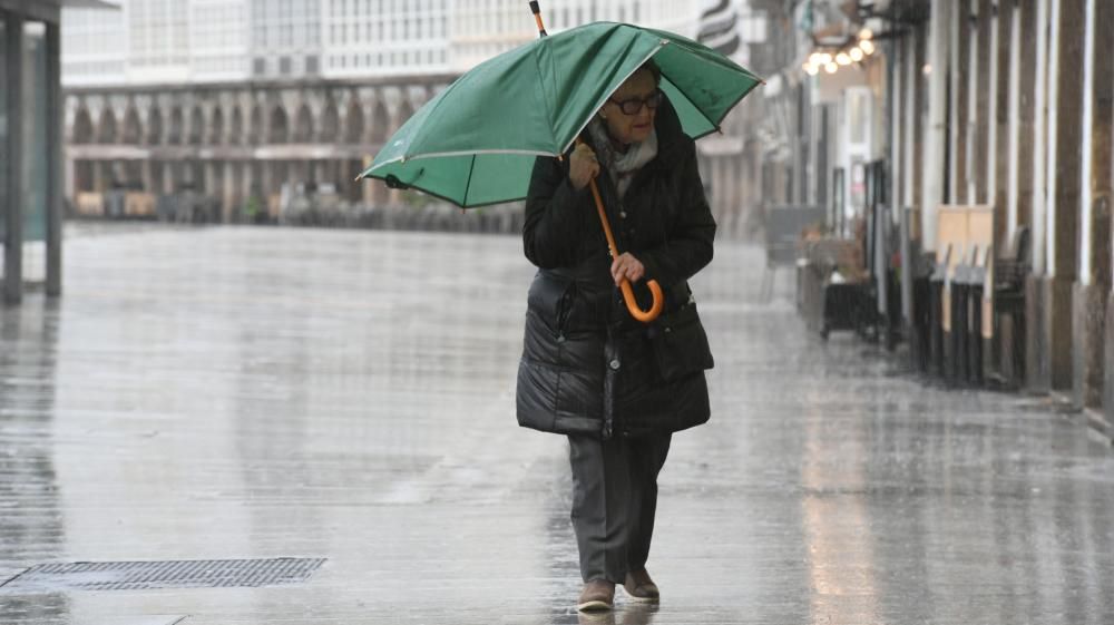 Meteorología adversa en una jornada de aviso naranja por lluvia con acumulaciones de hasta 80 litros por metro cuadrado, fuertes rachas de viento y fenómenos costeros en A Coruña.