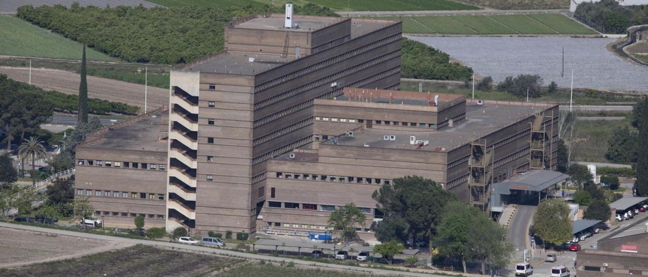 El hospital Lluís Alcanyís de Xàtiva, en una imagen desde la ermita del Puig. | PERALES IBORRA