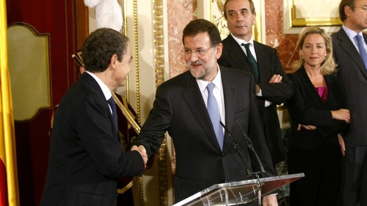 Zapatero y Rajoy se saludan en el Congreso.