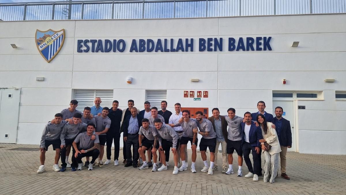 Ben Barek junto a los representantes del primer equipo de Málaga CF en su estadio.