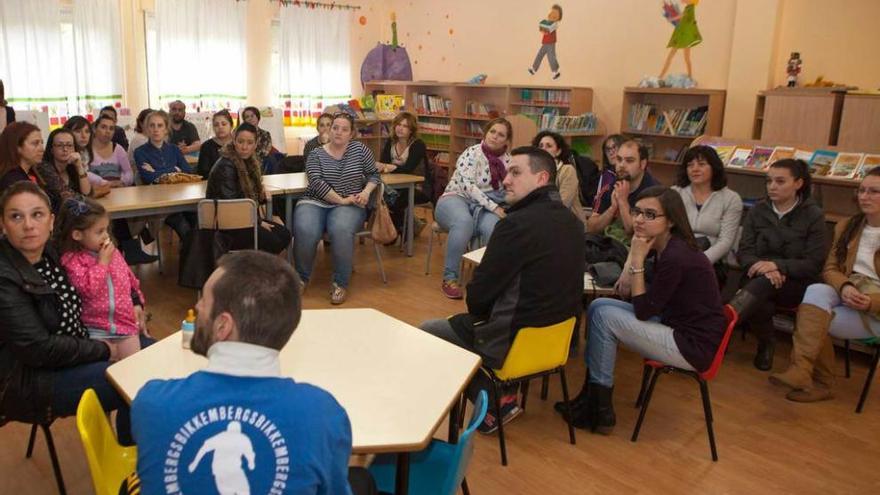 Asamblea de padres celebrada ayer en el colegio El Bosquín de El Entrego.