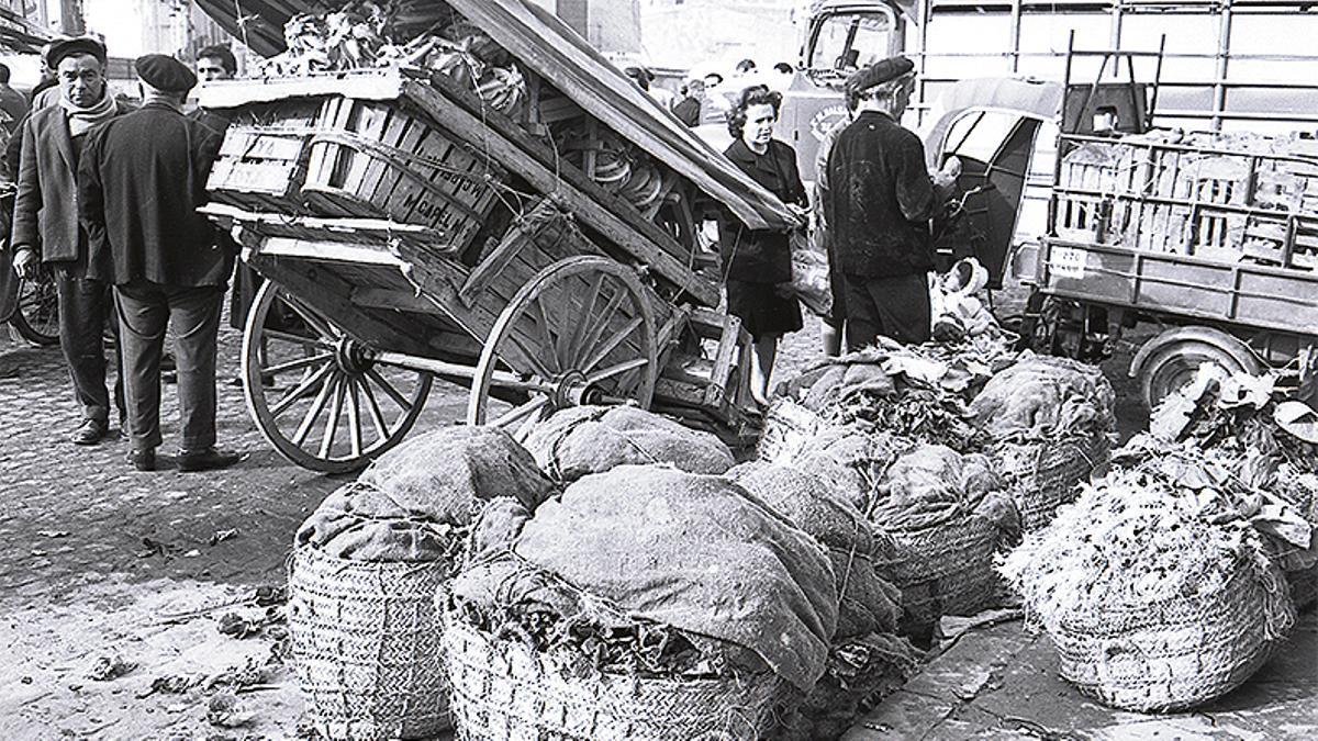 Carros con verduras en la plaza de abastos de Verónicas, hacia 1961.