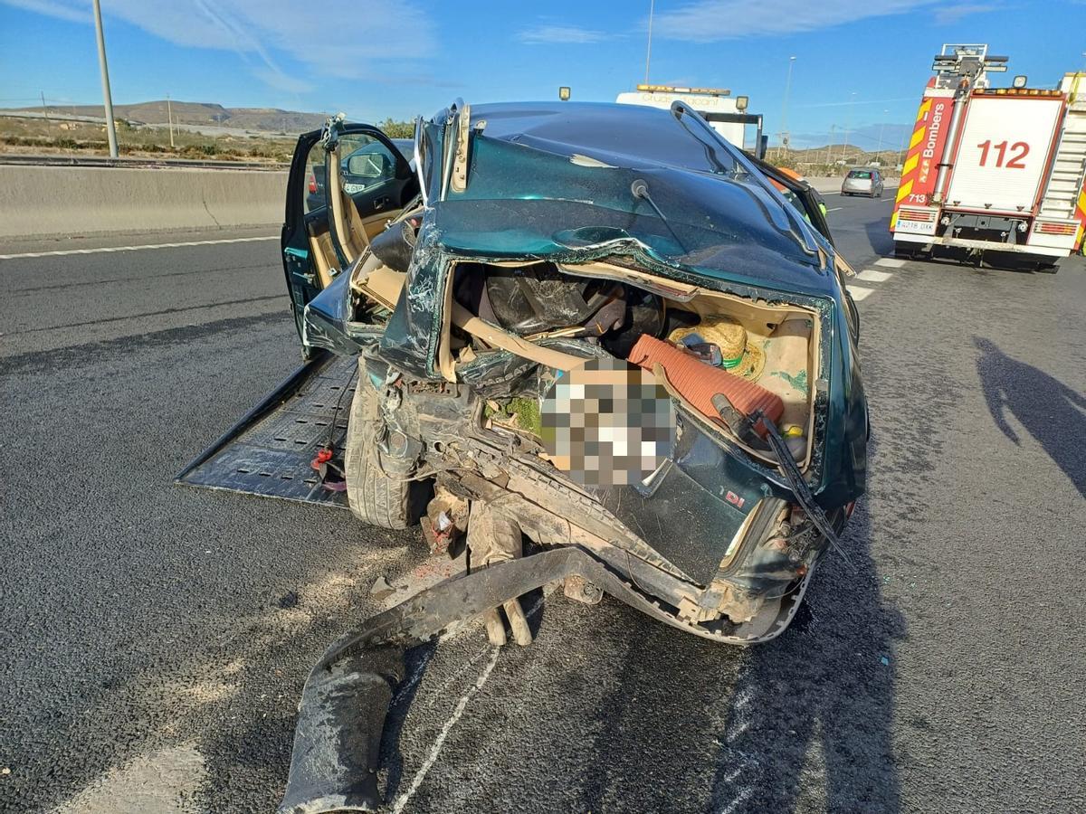 Uno de los coches accidentados en Alicante.