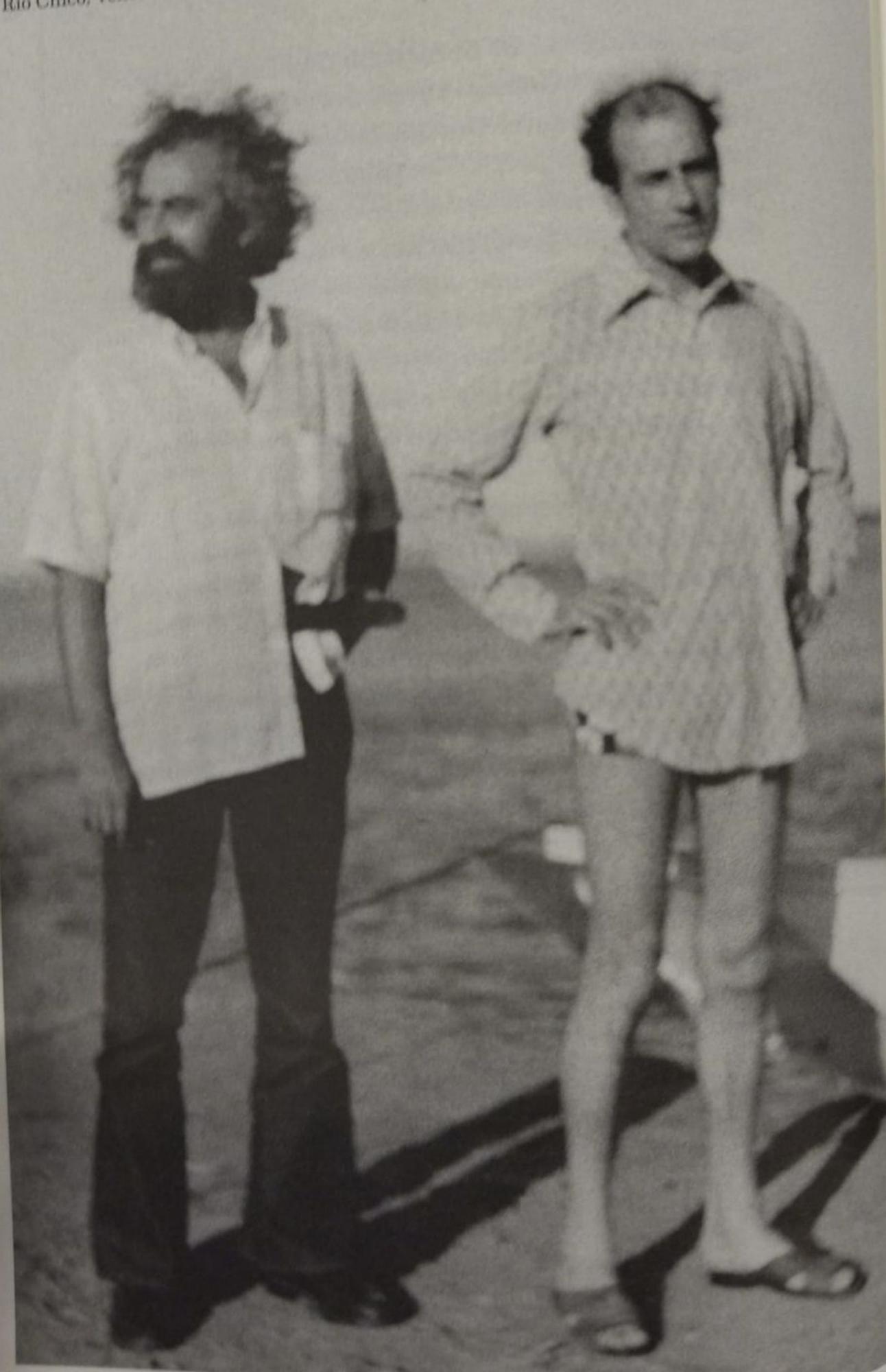 Ángel González (a la izquierda) y Antonio Navas, en Río Chico, Venezuela, en los años 70. | Fotografías reproducidas del libro «Querido Antonio», herederos de Antonio Navas