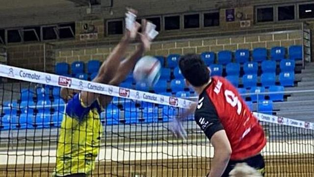 Moisés Cézar firma un bloqueo ante el remate de David López (Manacor).