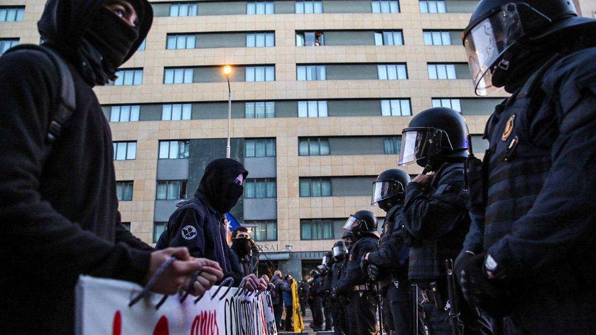 Los Mossos y los CDR's a la altura del Paral.lel. Los Mossos y los CDR's a la altura del Paral.lel.