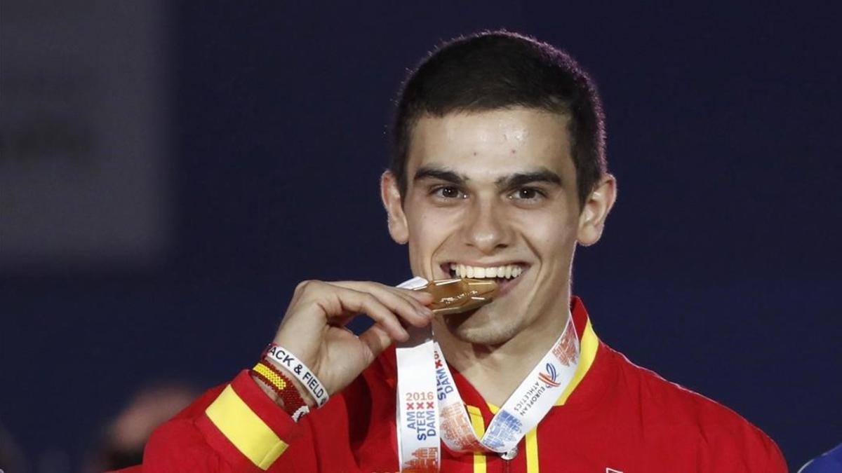 Bruno Hortelano disfruta de su medalla de oro en 200 metros.