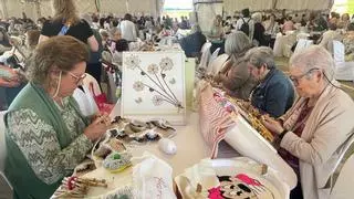 Hilo, tiempo y paciencia: cerca de 500 artesanas se reúnen en Puente Genil en el Encuentro de Encajeras de Bolillo