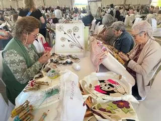 Más de 500 encajeras de bolillo muestran su arte en Puente Genil
