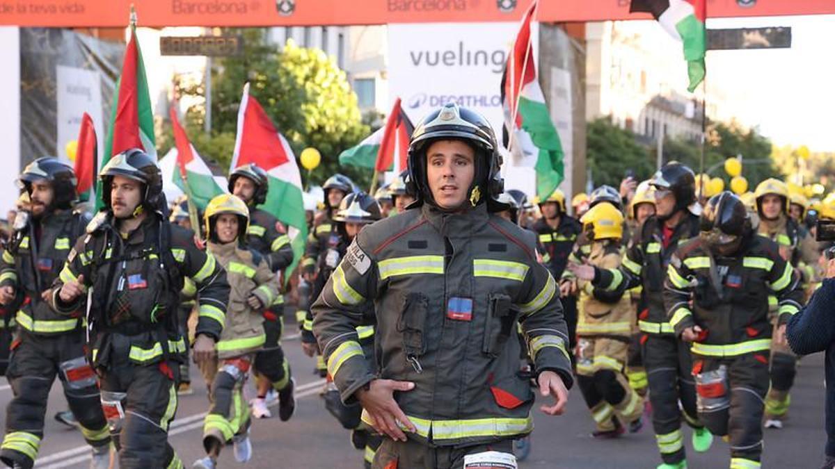 Els bombers són l'ànima de la festa a la Vueling Cursa Bombers Barcelona.