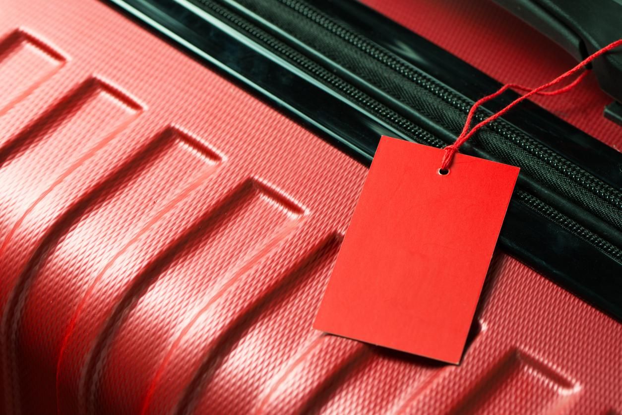 Las maletas rojas salen antes de la bodega del avión: ¿verdad o mentira?