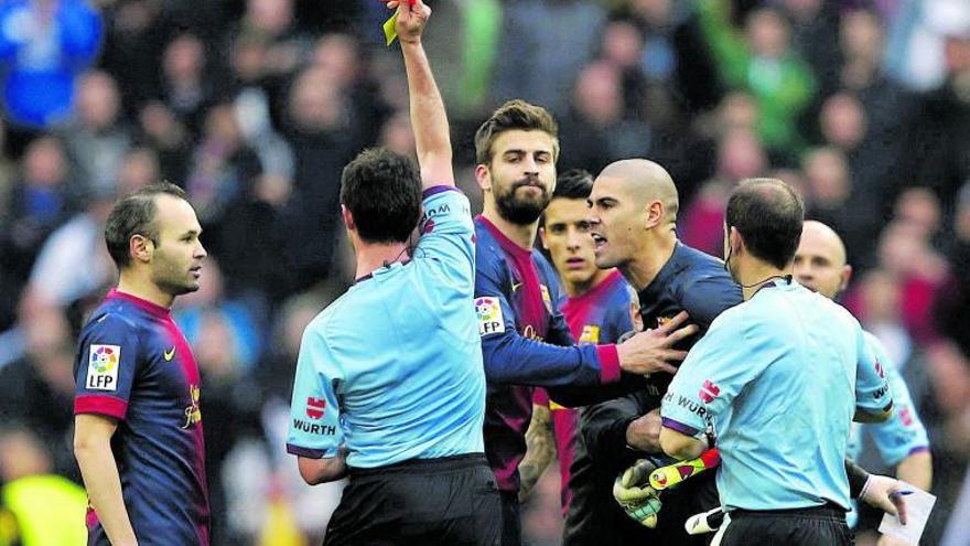 Un árbitro expulsa a Valdés durante un partido de 2013. | // EFE