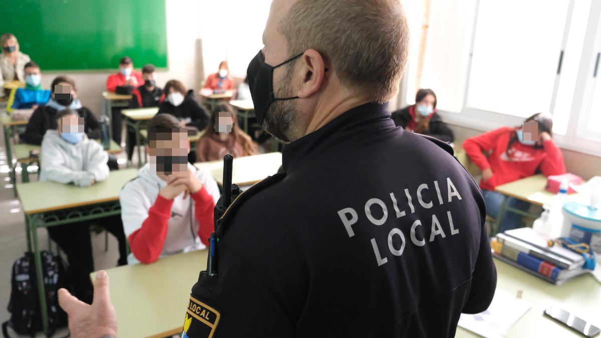 El agente tutor de la Policía Local de Petrer en una de las charlas que ofrece a los alumnos de los institutos.