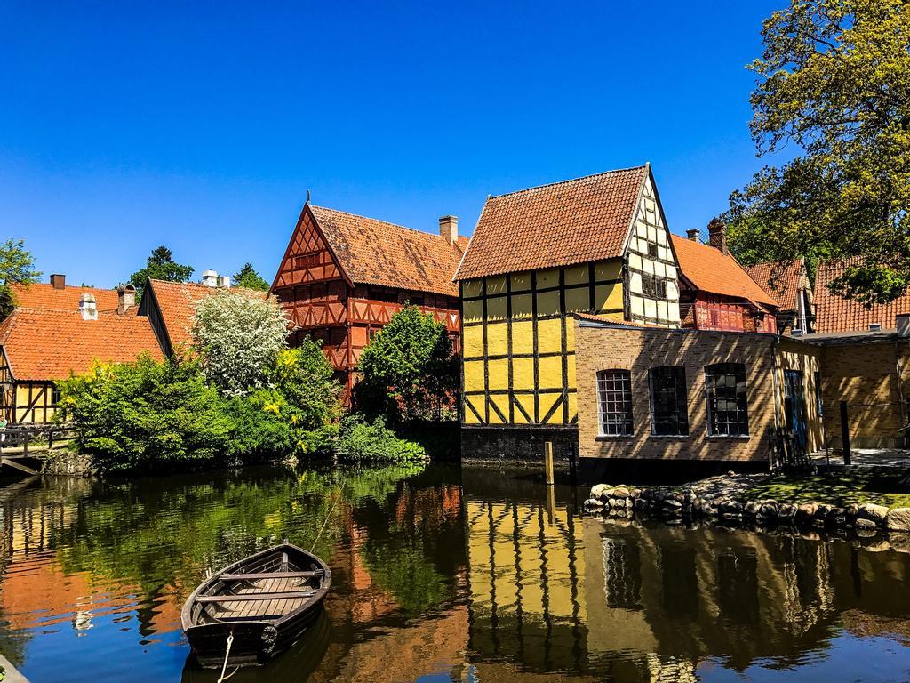 Casas junto al río en Aarhus, Dinamarca