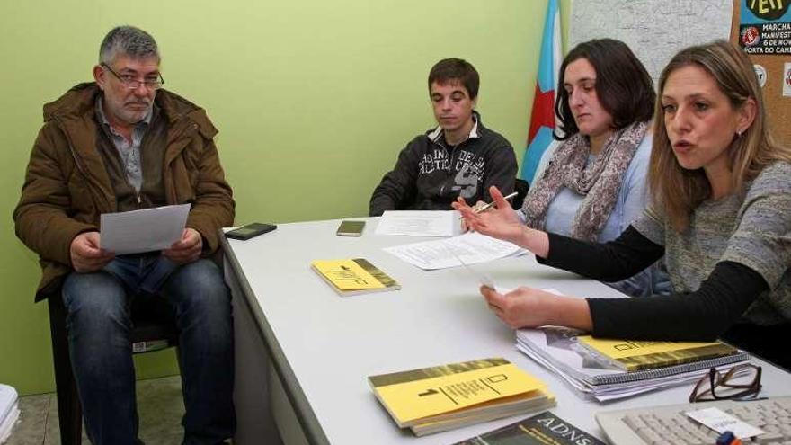 Miembros de Móvete, ayer, en rueda de prensa. // Bernabé / Cris M.V.