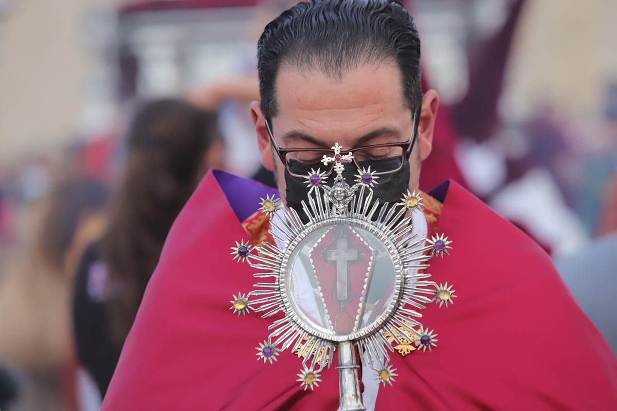 La Vera Cruz desafía la previsiones y llega a la Catedral