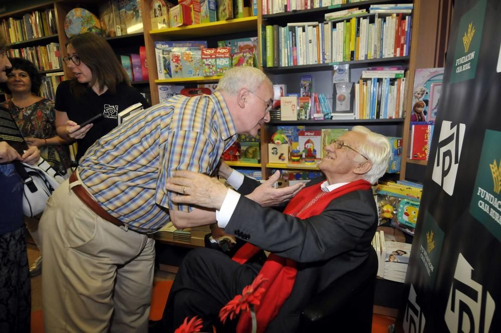 Firma de libros del Padre Ángel en Mieres