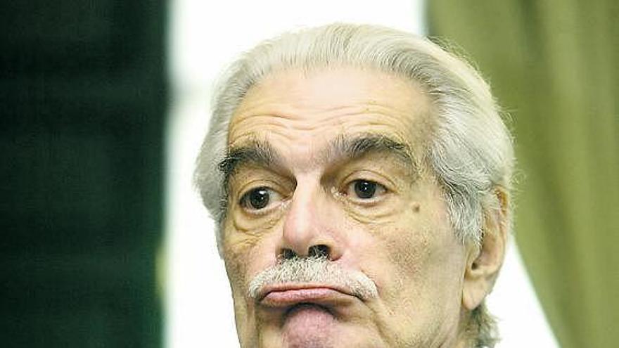 Omar Sharif gesticula durante su conferencia de prensa de ayer en el hotel Palacio de Ferrera.