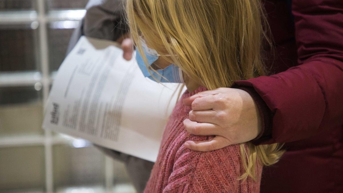 Niños y niñas se vacunan en el centro de salud Seminario (Zaragoza)