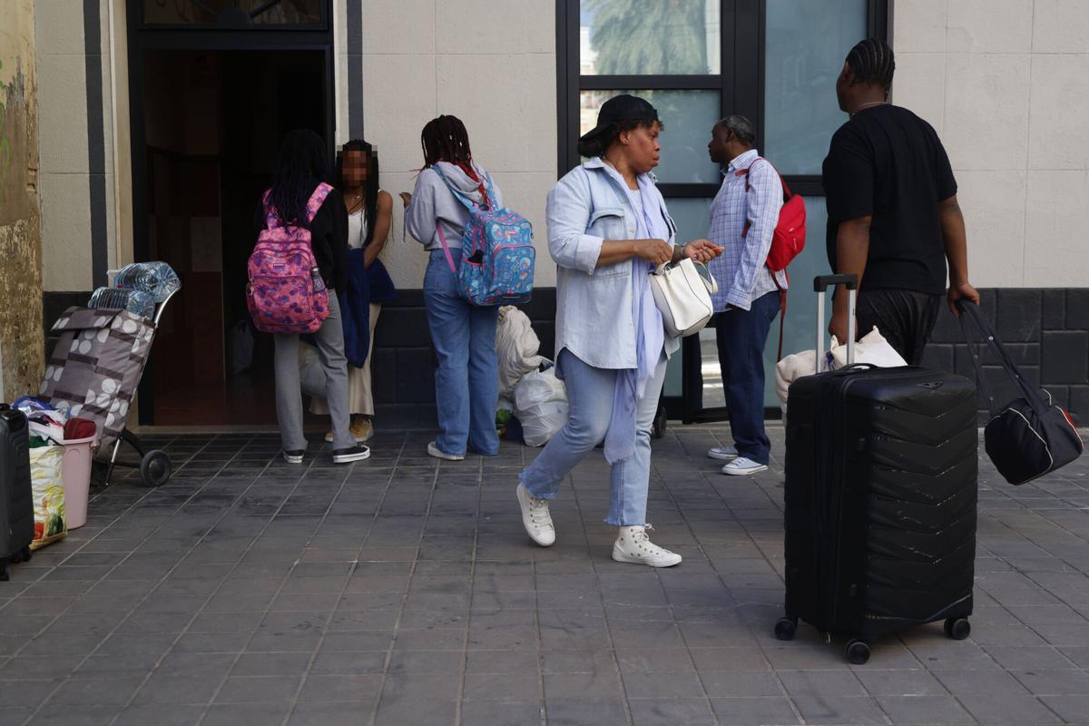 Valencia. Desahucio en la carretera de la Fonteta de Sant Lluis Una familia con bastantes miembros es desalojada del piso donde vivian La solución que les dan en este momento es un albergue, con hijos estudiando y a punto de acabar el curso VLC